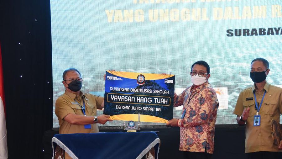 Bank BRI memberikan dukungan digitalisasi sekolah lewat platform Junio Smart.