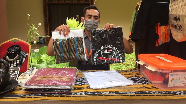 Industri Kreatif Salah satu UMK binaan Pertamina menjajakan produknya dalam pertemuan bisnis dengan industri perhotelan.