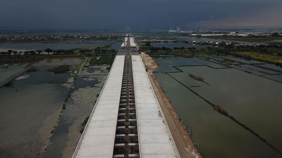 Pembangunan tol Semarang-Demak seksi II terus dikebut. Ditargetkan, proyek pembangunan jalan tol dari Sayung sampai Demak sepanjang 16,31 km. (Dok: Humas Jateng/jatengprov.go.id/)