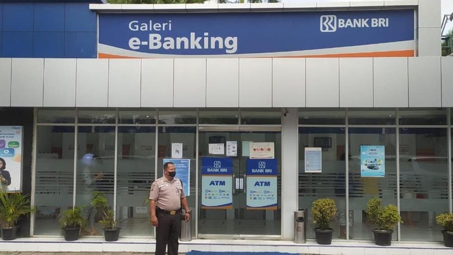 Petugas keamanan BRI tengah menjaga areal galeri ATM.