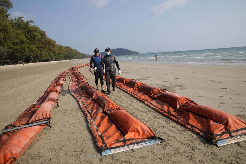 Tumpahan minyak di Teluk Thailand (AP Photo/Sakchai Lalit)