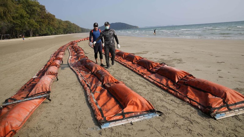 Tumpahan minyak di Teluk Thailand (AP Photo/Sakchai Lalit)