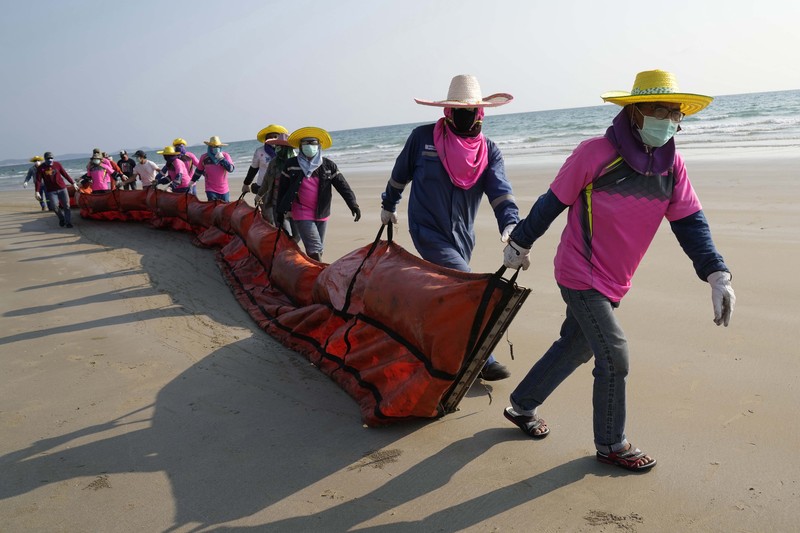 Tumpahan minyak di Teluk Thailand (AP Photo/Sakchai Lalit) Tumpahan minyak di Teluk Thailand (AP Photo/Sakchai Lalit)