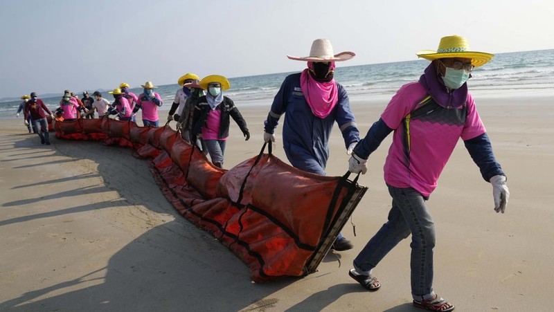 Tumpahan minyak di Teluk Thailand (AP Photo/Sakchai Lalit)