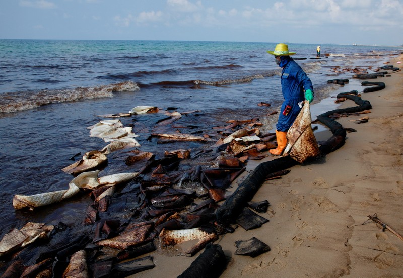 Tumpahan minyak di Teluk Thailand (AP Photo/Sakchai Lalit)