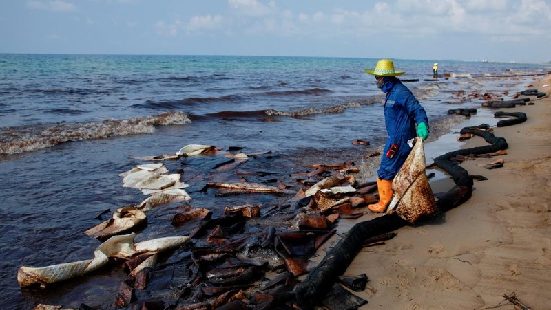 Tumpahan minyak di Teluk Thailand (AP Photo/Sakchai Lalit)