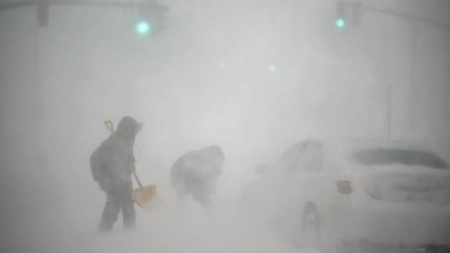 Warga membantu kendaraan yang terjebak salju di Providence, Rhode Island, Sabtu (29/1/2022).Sebuah nor'easter yang kuat menyapu Pantai Timur pada hari Sabtu, mengancam akan mengubur sebagian 10 negara bagian di bawah salju yang dalam dan turun dengan deras disertai banjir pesisir dan angin kencang yang dapat memutus aliran listrik dan membuat orang menggigil dalam cuaca dingin yang diperkirakan akan menyusul. (AP Photo/David Goldman)