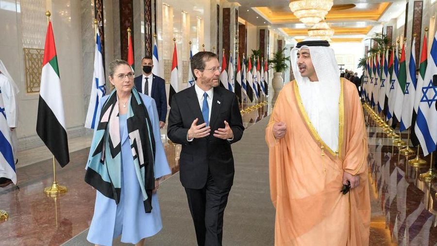 Presiden Israel Isaac Herzog dan Menteri Luar Negeri Uni Emirat Arab, Sheikh Abdullah bin Zayed Al Nahyan, berbincang saat mereka berjalan melalui bandara di Abu Dhabi, Uni Emirat Arab, Sabtu (30/1/2022). (Amos Ben-Gershom/Government Press Office (GPO)/Handout via REUTERS)