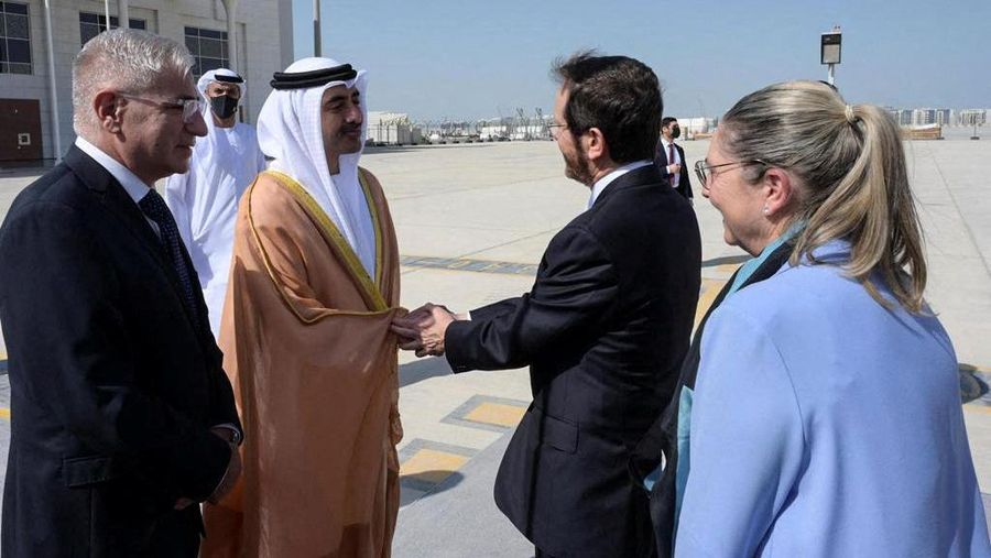 Presiden Israel Isaac Herzog dan Menteri Luar Negeri Uni Emirat Arab, Sheikh Abdullah bin Zayed Al Nahyan, berjabat tangan saat bertemu di Abu Dhabi, Uni Emirat Arab, Sabtu (30/1/2022). (Amos Ben-Gershom/Government Press Office (GPO)/Handout via REUTERS)