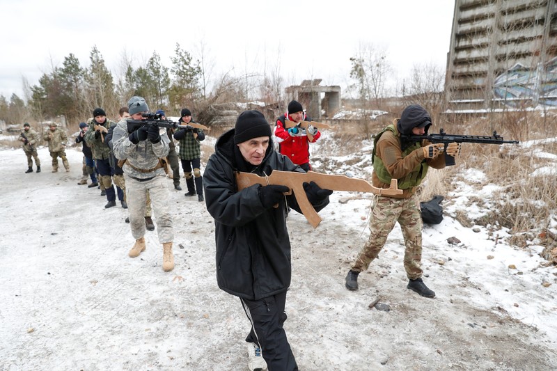 Pasukan cadangan Latihan Militer Ukraina Pasukan cadangan yang baru bergabung dalam Pasukan Pertahanan Teritorial Ukraina mengikuti latihan militer di pinggiran Kyiv, Ukraina, Sabtu (29/1/2022).(REUTERS/Valentyn Ogirenko)