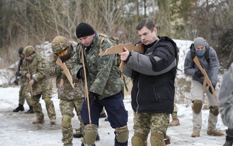 Pasukan cadangan Latihan Militer Ukraina Pasukan cadangan yang baru bergabung dalam Pasukan Pertahanan Teritorial Ukraina mengikuti latihan militer di pinggiran Kyiv, Ukraina, Sabtu (29/1/2022).(REUTERS/Valentyn Ogirenko)