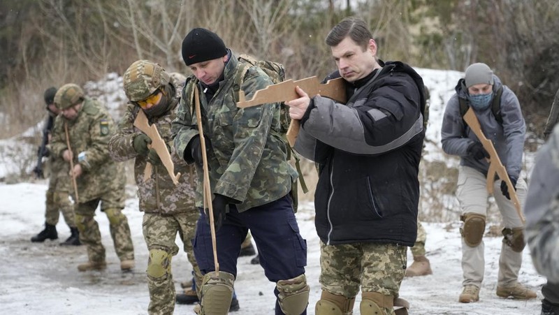Pasukan cadangan yang baru bergabung dalam Pasukan Pertahanan Teritorial Ukraina mengikuti latihan militer di pinggiran Kyiv, Ukraina, Sabtu (29/1/2022).(REUTERS/Valentyn Ogirenko)