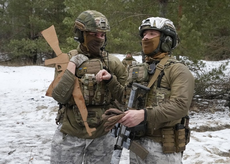 Pasukan cadangan Latihan Militer Ukraina Pasukan cadangan yang baru bergabung dalam Pasukan Pertahanan Teritorial Ukraina mengikuti latihan militer di pinggiran Kyiv, Ukraina, Sabtu (29/1/2022).(REUTERS/Valentyn Ogirenko)