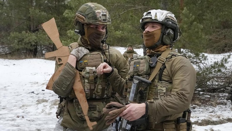 Pasukan cadangan yang baru bergabung dalam Pasukan Pertahanan Teritorial Ukraina mengikuti latihan militer di pinggiran Kyiv, Ukraina, Sabtu (29/1/2022).(REUTERS/Valentyn Ogirenko)
