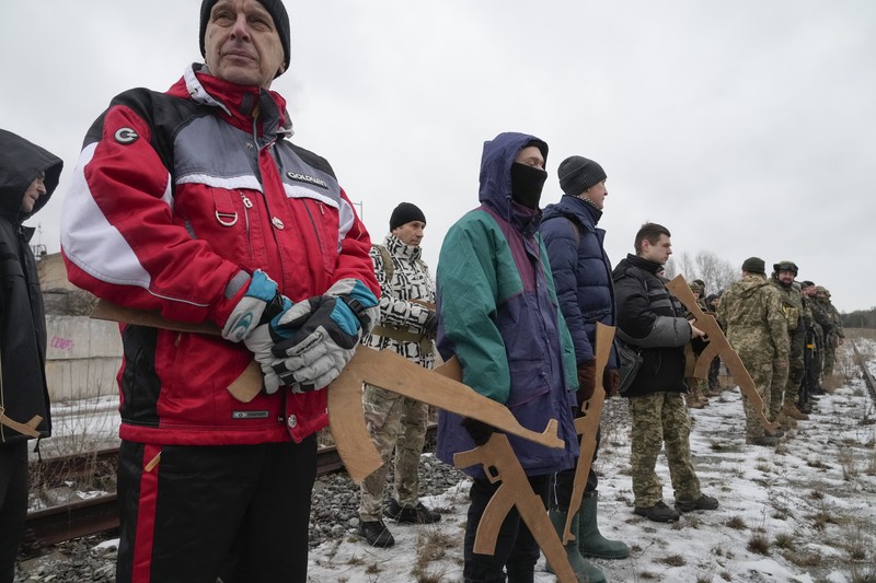 Pasukan cadangan Latihan Militer Ukraina Pasukan cadangan yang baru bergabung dalam Pasukan Pertahanan Teritorial Ukraina mengikuti latihan militer di pinggiran Kyiv, Ukraina, Sabtu (29/1/2022).(REUTERS/Valentyn Ogirenko)
