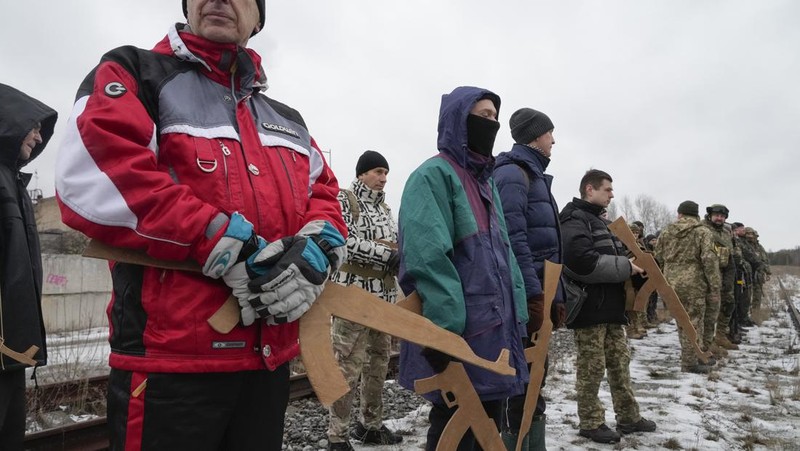 Pasukan cadangan yang baru bergabung dalam Pasukan Pertahanan Teritorial Ukraina mengikuti latihan militer di pinggiran Kyiv, Ukraina, Sabtu (29/1/2022).(REUTERS/Valentyn Ogirenko)