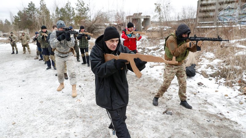 Pasukan cadangan yang baru bergabung dalam Pasukan Pertahanan Teritorial Ukraina mengikuti latihan militer di pinggiran Kyiv, Ukraina, Sabtu (29/1/2022).(REUTERS/Valentyn Ogirenko)