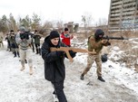 Potret Warga Ukraina Latihan Perang Antisipasi Serangan Rusia