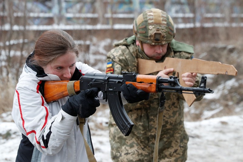 Pasukan cadangan yang baru bergabung dalam Pasukan Pertahanan Teritorial Ukraina mengikuti latihan militer di pinggiran Kyiv, Ukraina, Sabtu (29/1/2022).(REUTERS/Valentyn Ogirenko)