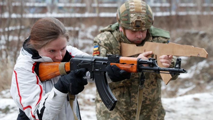 Pasukan cadangan yang baru bergabung dalam Pasukan Pertahanan Teritorial Ukraina mengikuti latihan militer di pinggiran Kyiv, Ukraina, Sabtu (29/1/2022).(REUTERS/Valentyn Ogirenko)