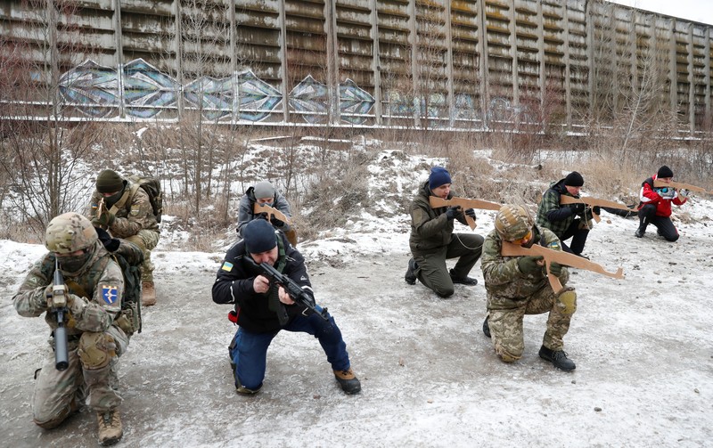Pasukan cadangan yang baru bergabung dalam Pasukan Pertahanan Teritorial Ukraina mengikuti latihan militer di pinggiran Kyiv, Ukraina, Sabtu (29/1/2022).(REUTERS/Valentyn Ogirenko)