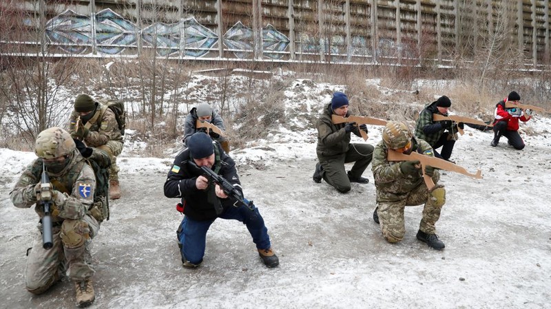 Pasukan cadangan yang baru bergabung dalam Pasukan Pertahanan Teritorial Ukraina mengikuti latihan militer di pinggiran Kyiv, Ukraina, Sabtu (29/1/2022).(REUTERS/Valentyn Ogirenko)