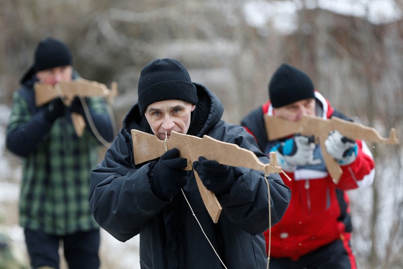 Pasukan cadangan Latihan Militer Ukraina Pasukan cadangan yang baru bergabung dalam Pasukan Pertahanan Teritorial Ukraina mengikuti latihan militer di pinggiran Kyiv, Ukraina, Sabtu (29/1/2022).(REUTERS/Valentyn Ogirenko)