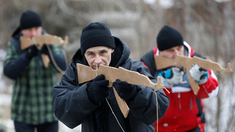 Pasukan cadangan yang baru bergabung dalam Pasukan Pertahanan Teritorial Ukraina mengikuti latihan militer di pinggiran Kyiv, Ukraina, Sabtu (29/1/2022).(REUTERS/Valentyn Ogirenko)