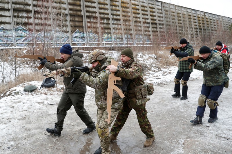Pasukan cadangan Latihan Militer Ukraina Pasukan cadangan yang baru bergabung dalam Pasukan Pertahanan Teritorial Ukraina mengikuti latihan militer di pinggiran Kyiv, Ukraina, Sabtu (29/1/2022).(REUTERS/Valentyn Ogirenko)