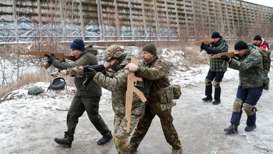 Pasukan cadangan yang baru bergabung dalam Pasukan Pertahanan Teritorial Ukraina mengikuti latihan militer di pinggiran Kyiv, Ukraina, Sabtu (29/1/2022).(REUTERS/Valentyn Ogirenko)