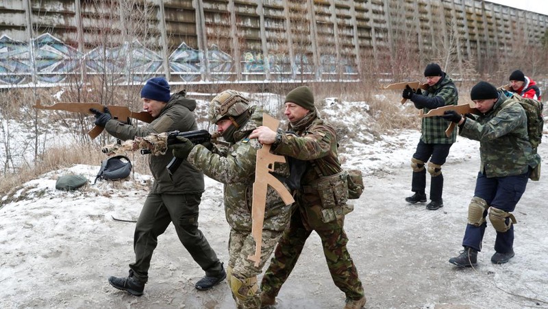 Pasukan cadangan yang baru bergabung dalam Pasukan Pertahanan Teritorial Ukraina mengikuti latihan militer di pinggiran Kyiv, Ukraina, Sabtu (29/1/2022).(REUTERS/Valentyn Ogirenko)