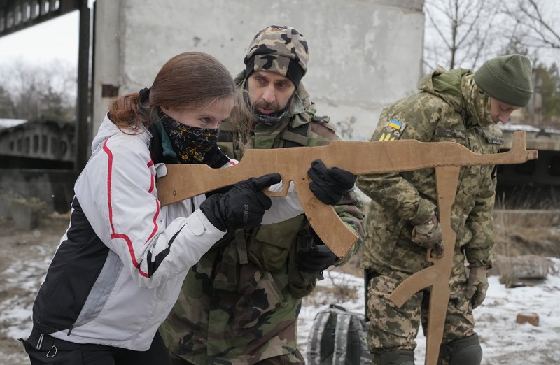Pasukan cadangan yang baru bergabung dalam Pasukan Pertahanan Teritorial Ukraina mengikuti latihan militer di pinggiran Kyiv, Ukraina, Sabtu (29/1/2022).(REUTERS/Valentyn Ogirenko)