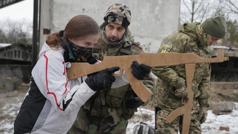 Pasukan cadangan yang baru bergabung dalam Pasukan Pertahanan Teritorial Ukraina mengikuti latihan militer di pinggiran Kyiv, Ukraina, Sabtu (29/1/2022).(REUTERS/Valentyn Ogirenko)