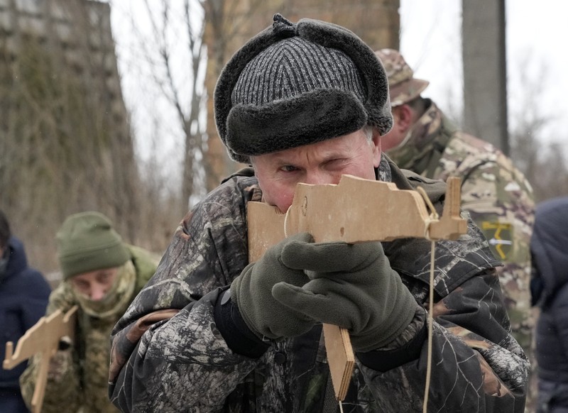 Pasukan cadangan Latihan Militer Ukraina Pasukan cadangan yang baru bergabung dalam Pasukan Pertahanan Teritorial Ukraina mengikuti latihan militer di pinggiran Kyiv, Ukraina, Sabtu (29/1/2022).(REUTERS/Valentyn Ogirenko)