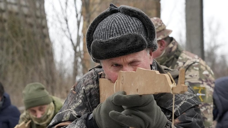 Pasukan cadangan yang baru bergabung dalam Pasukan Pertahanan Teritorial Ukraina mengikuti latihan militer di pinggiran Kyiv, Ukraina, Sabtu (29/1/2022).(REUTERS/Valentyn Ogirenko)