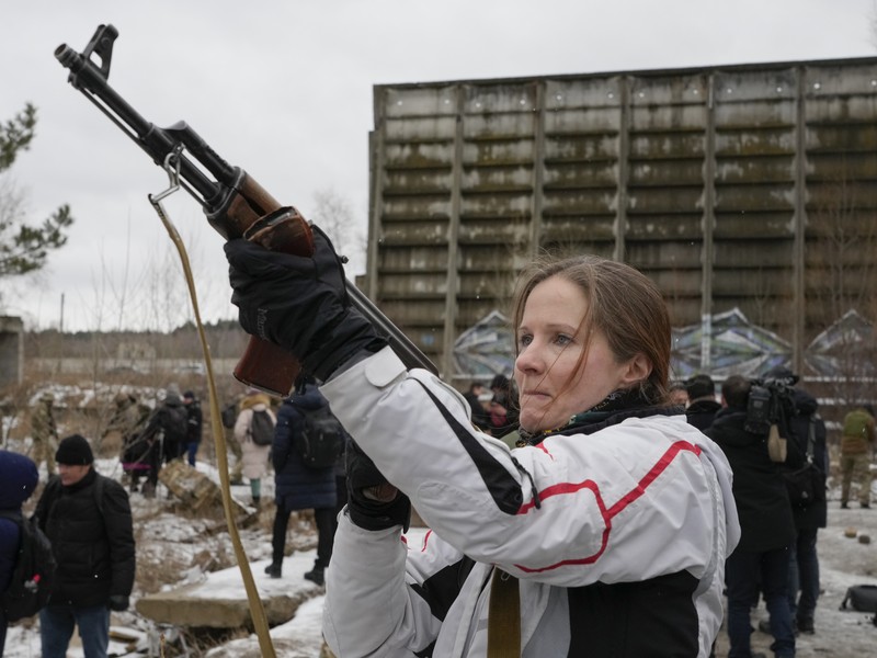 Pasukan cadangan Latihan Militer Ukraina Pasukan cadangan yang baru bergabung dalam Pasukan Pertahanan Teritorial Ukraina mengikuti latihan militer di pinggiran Kyiv, Ukraina, Sabtu (29/1/2022).(REUTERS/Valentyn Ogirenko)