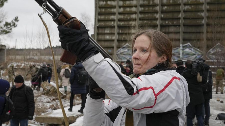 Pasukan cadangan yang baru bergabung dalam Pasukan Pertahanan Teritorial Ukraina mengikuti latihan militer di pinggiran Kyiv, Ukraina, Sabtu (29/1/2022).(REUTERS/Valentyn Ogirenko)