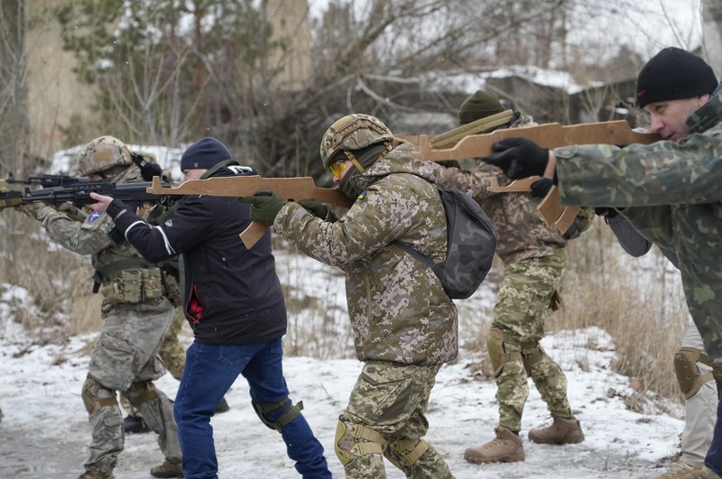 Pasukan cadangan Latihan Militer Ukraina Pasukan cadangan yang baru bergabung dalam Pasukan Pertahanan Teritorial Ukraina mengikuti latihan militer di pinggiran Kyiv, Ukraina, Sabtu (29/1/2022).(REUTERS/Valentyn Ogirenko)