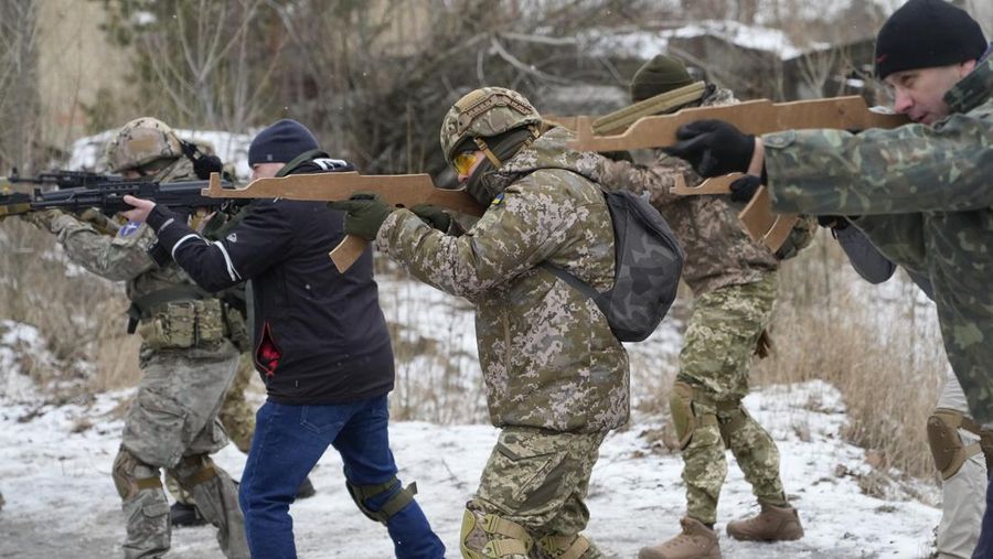 Pasukan cadangan yang baru bergabung dalam Pasukan Pertahanan Teritorial Ukraina mengikuti latihan militer di pinggiran Kyiv, Ukraina, Sabtu (29/1/2022). Puluhan warga sipil telah bergabung dengan tentara Ukraina dalam beberapa pekan terakhir di tengah kekhawatiran tentang invasi Rusia. (AP Photo/Efrem Lukatsky)