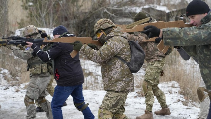Pasukan cadangan yang baru bergabung dalam Pasukan Pertahanan Teritorial Ukraina mengikuti latihan militer di pinggiran Kyiv, Ukraina, Sabtu (29/1/2022).(REUTERS/Valentyn Ogirenko)