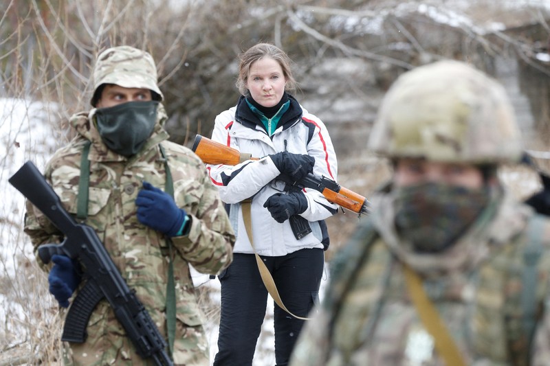 Pasukan cadangan Latihan Militer Ukraina Pasukan cadangan yang baru bergabung dalam Pasukan Pertahanan Teritorial Ukraina mengikuti latihan militer di pinggiran Kyiv, Ukraina, Sabtu (29/1/2022).(REUTERS/Valentyn Ogirenko)
