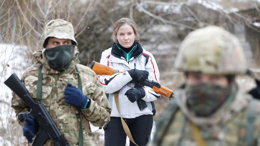Pasukan cadangan yang baru bergabung dalam Pasukan Pertahanan Teritorial Ukraina mengikuti latihan militer di pinggiran Kyiv, Ukraina, Sabtu (29/1/2022).(REUTERS/Valentyn Ogirenko)
