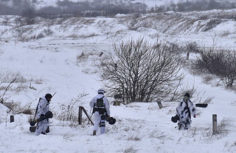 Tentara Ukraina mengikuti latihan militer penggunaan rudal anti-tank NLAW di tempat latihan militer Yavoriv, dekat Lviv, Ukraina barat, Jumat (28/1/2022). Menteri Pertahanan Inggris Ben Wallace mengatakan bahwa Inggris telah mengirimkan 2.000 NLAW ke Ukraina, jumlah yang dia indikasikan mungkin terus meningkat. Rudal-rudal itu adalah cara London memberikan bantuan pertahanan ke Kyiv ketika pasukan Rusia yang ditempatkan di sekitar perbatasan Ukraina memberi kesan bahwa invasi baru mungkin akan segera terjadi.  (AP Photo/Pavlo Palamarchuk)