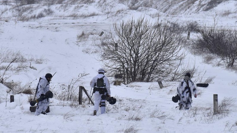 Tentara Ukraina mengikuti latihan militer penggunaan rudal anti-tank NLAW di tempat latihan militer Yavoriv, dekat Lviv, Ukraina barat, Jumat (28/1/2022). Menteri Pertahanan Inggris Ben Wallace mengatakan bahwa Inggris telah mengirimkan 2.000 NLAW ke Ukraina, jumlah yang dia indikasikan mungkin terus meningkat. Rudal-rudal itu adalah cara London memberikan bantuan pertahanan ke Kyiv ketika pasukan Rusia yang ditempatkan di sekitar perbatasan Ukraina memberi kesan bahwa invasi baru mungkin akan segera terjadi.  (AP Photo/Pavlo Palamarchuk)