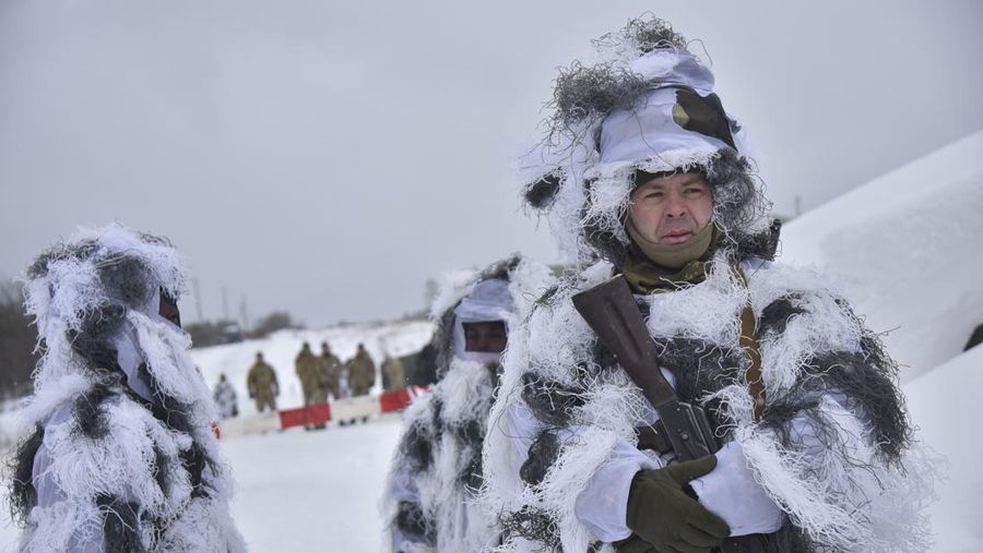 Tentara Ukraina mengikuti latihan militer penggunaan rudal anti-tank NLAW di tempat latihan militer Yavoriv, dekat Lviv, Ukraina barat, Jumat (28/1/2022). Menteri Pertahanan Inggris Ben Wallace mengatakan bahwa Inggris telah mengirimkan 2.000 NLAW ke Ukraina, jumlah yang dia indikasikan mungkin terus meningkat. Rudal-rudal itu adalah cara London memberikan bantuan pertahanan ke Kyiv ketika pasukan Rusia yang ditempatkan di sekitar perbatasan Ukraina memberi kesan bahwa invasi baru mungkin akan segera terjadi.  (AP Photo/Pavlo Palamarchuk)