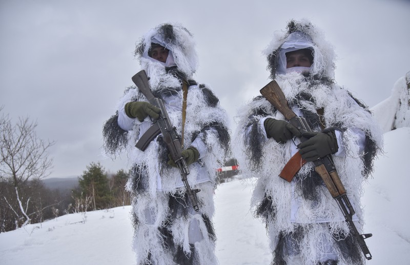 Tentara Ukraina mengikuti latihan militer penggunaan Senjata rudal anti-tank NLAW Inggris Tentara Ukraina mengikuti latihan militer penggunaan rudal anti-tank NLAW di tempat latihan militer Yavoriv, dekat Lviv, Ukraina barat, Jumat (28/1/2022). Menteri Pertahanan Inggris Ben Wallace mengatakan bahwa Inggris telah mengirimkan 2.000 NLAW ke Ukraina, jumlah yang dia indikasikan mungkin terus meningkat. Rudal-rudal itu adalah cara London memberikan bantuan pertahanan ke Kyiv ketika pasukan Rusia yang ditempatkan di sekitar perbatasan Ukraina memberi kesan bahwa invasi baru mungkin akan segera terjadi. (AP Photo/Pavlo Palamarchuk)