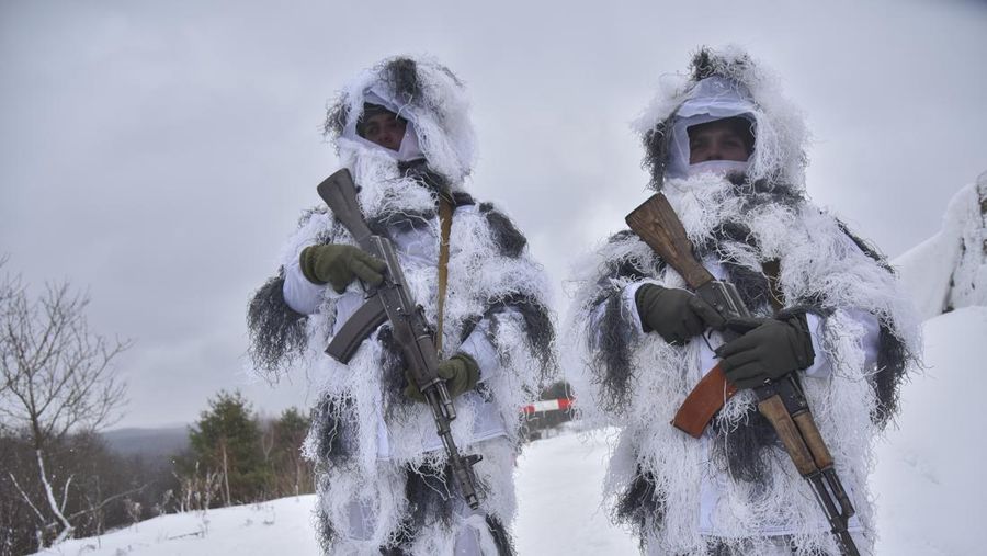 Tentara Ukraina mengikuti latihan militer penggunaan Senjata rudal anti-tank NLAW Inggris
