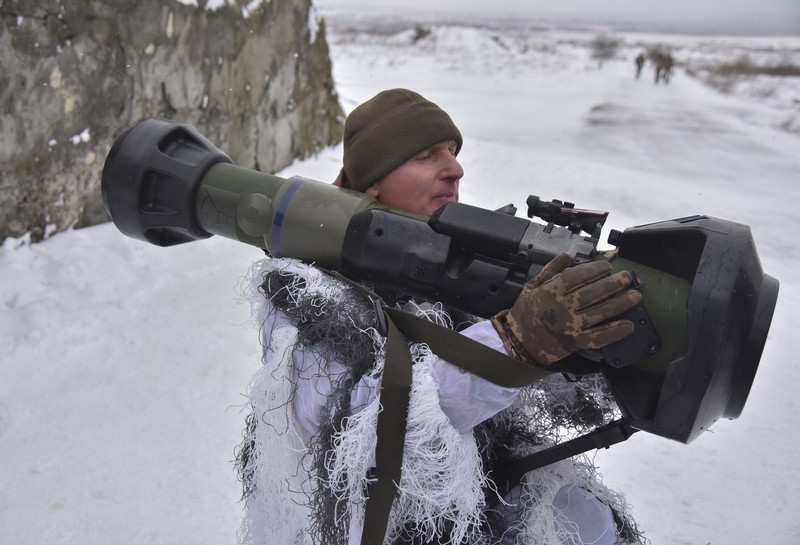 Tentara Ukraina mengikuti latihan militer penggunaan rudal anti-tank NLAW di tempat latihan militer Yavoriv, dekat Lviv, Ukraina barat, Jumat (28/1/2022). Menteri Pertahanan Inggris Ben Wallace mengatakan bahwa Inggris telah mengirimkan 2.000 NLAW ke Ukraina, jumlah yang dia indikasikan mungkin terus meningkat. Rudal-rudal itu adalah cara London memberikan bantuan pertahanan ke Kyiv ketika pasukan Rusia yang ditempatkan di sekitar perbatasan Ukraina memberi kesan bahwa invasi baru mungkin akan segera terjadi.  (AP Photo/Pavlo Palamarchuk)