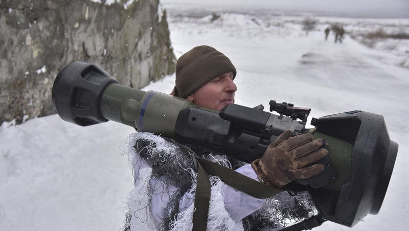 Tentara Ukraina mengikuti latihan militer penggunaan rudal anti-tank NLAW di tempat latihan militer Yavoriv, dekat Lviv, Ukraina barat, Jumat (28/1/2022). Menteri Pertahanan Inggris Ben Wallace mengatakan bahwa Inggris telah mengirimkan 2.000 NLAW ke Ukraina, jumlah yang dia indikasikan mungkin terus meningkat. Rudal-rudal itu adalah cara London memberikan bantuan pertahanan ke Kyiv ketika pasukan Rusia yang ditempatkan di sekitar perbatasan Ukraina memberi kesan bahwa invasi baru mungkin akan segera terjadi.  (AP Photo/Pavlo Palamarchuk)