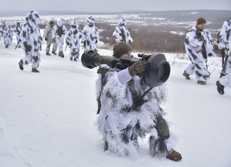 Tentara Ukraina mengikuti latihan militer penggunaan Senjata rudal anti-tank NLAW Inggris Tentara Ukraina mengikuti latihan militer penggunaan rudal anti-tank NLAW di tempat latihan militer Yavoriv, dekat Lviv, Ukraina barat, Jumat (28/1/2022). Menteri Pertahanan Inggris Ben Wallace mengatakan bahwa Inggris telah mengirimkan 2.000 NLAW ke Ukraina, jumlah yang dia indikasikan mungkin terus meningkat. Rudal-rudal itu adalah cara London memberikan bantuan pertahanan ke Kyiv ketika pasukan Rusia yang ditempatkan di sekitar perbatasan Ukraina memberi kesan bahwa invasi baru mungkin akan segera terjadi. (AP Photo/Pavlo Palamarchuk)